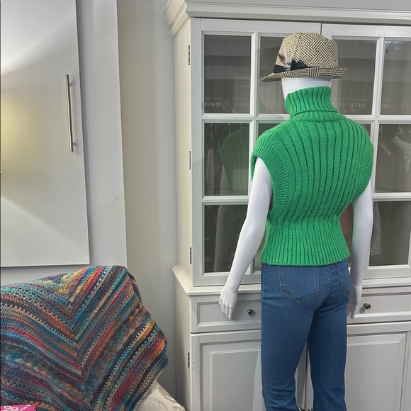 STUNNING Zara BRIGHT Green Sleeveless Turtleneck Sweater. In size M - Picture 8 of 12